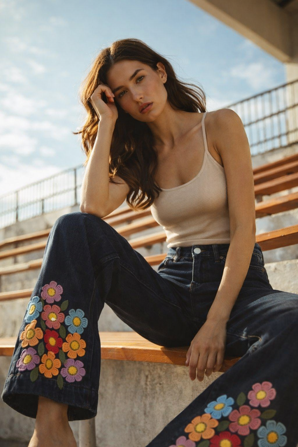 El İşlemeli Çiçek Detaylı Jean Pantolon