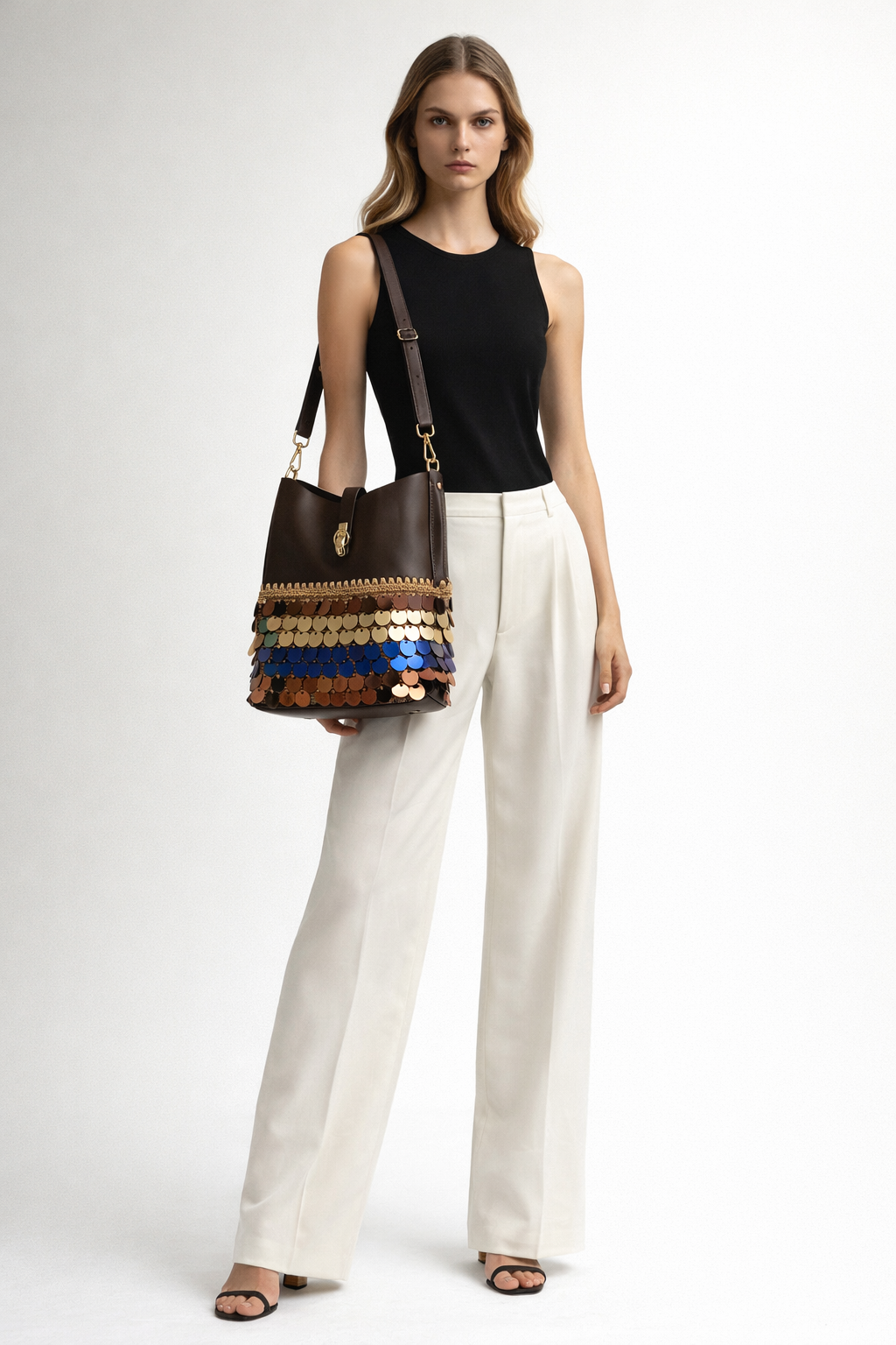 El Yapımı Deri ve Pul Detaylı Kadın Omuz Çantası