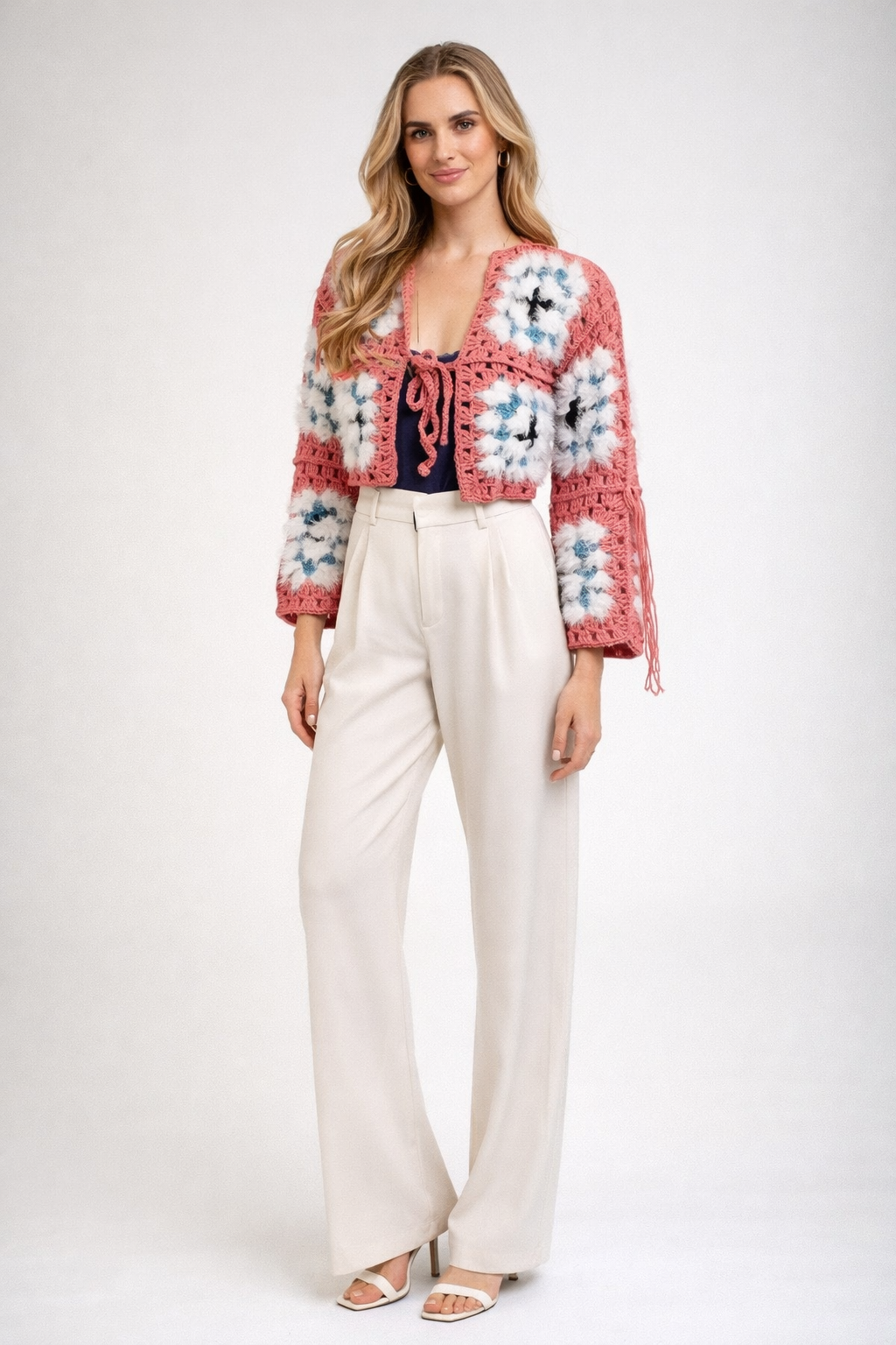 Peluş Çiçek Motifli El Örgüsü Kısa Hırka