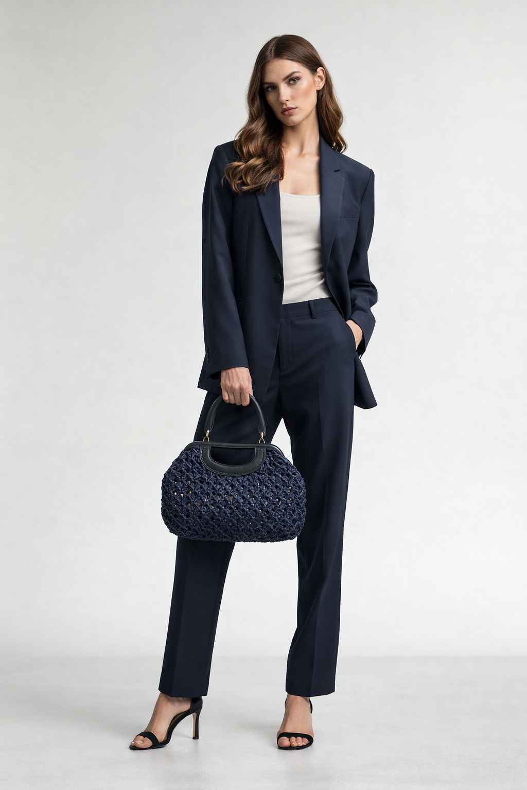 El Yapımı Orta Boy Lacivert Örgü Çanta – Deri Detaylı Şık Tasarım