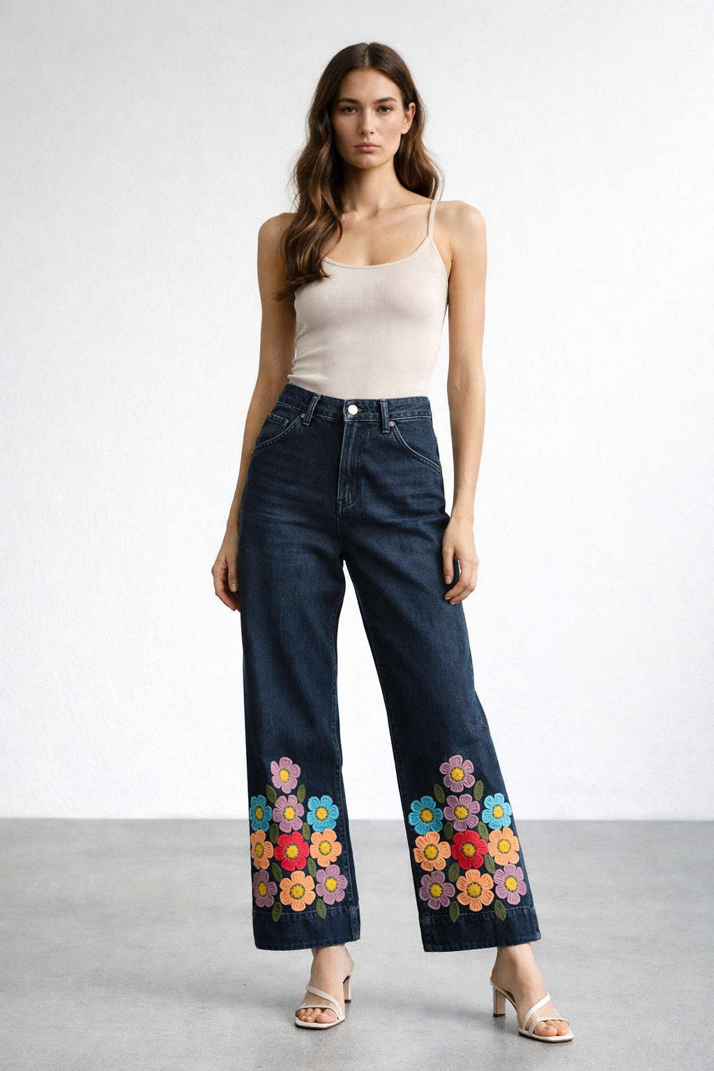 El İşlemeli Çiçek Detaylı Jean Pantolon